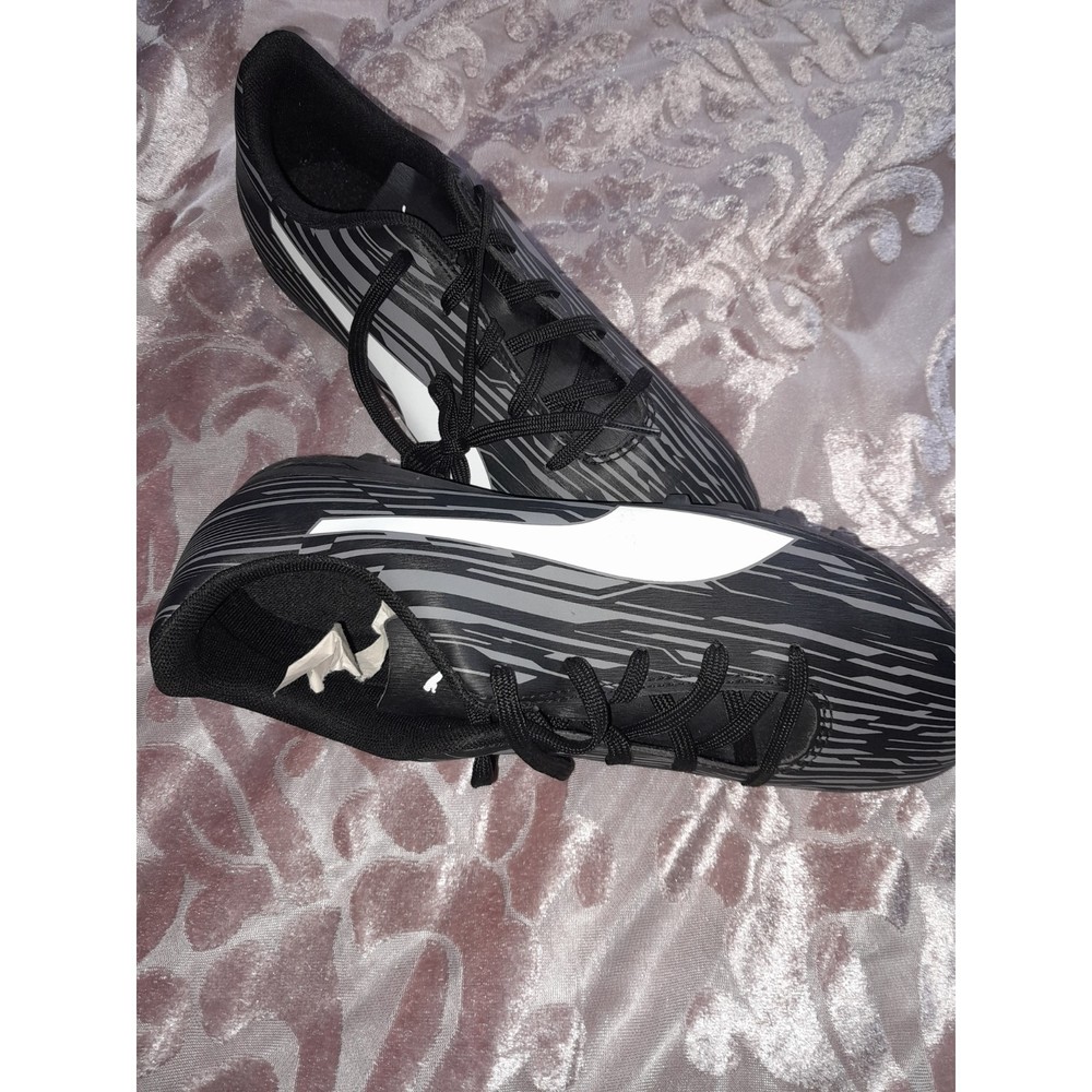 Girls'/Boys size 5 Puma Cleats NEW